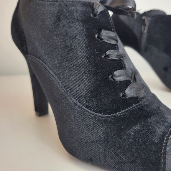 Black velvet heel satin laces coquette nwot - Picture 12 of 13